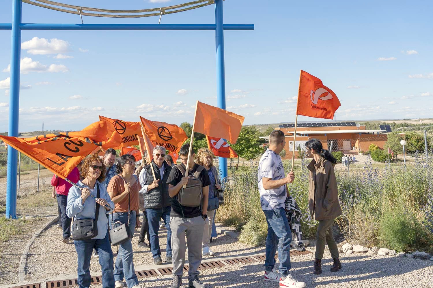 Militantes y simpatizantes humanistas con banderas naranjas